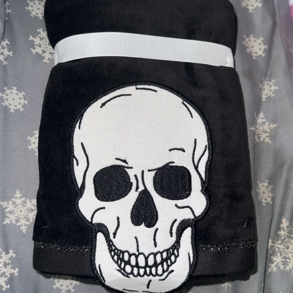 NWT SET OF 2 SKULL 💀  Bathroom Hand Towels 2025